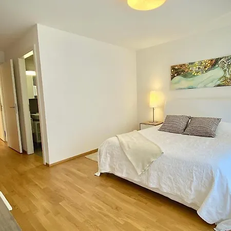 Montchoisi, Elegant, Modern, Impeccably Furnished Лозана