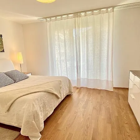 Montchoisi, Elegant, Modern, Impeccably Furnished Лозана